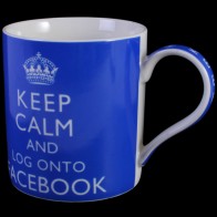 Tazza con scritta "Keep calm and Log Onto Facebook"